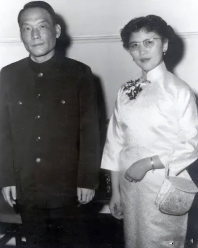 [微风]1982年，中央统战部副部长熊向晖已经63岁了，他从领导的岗位上退下来了