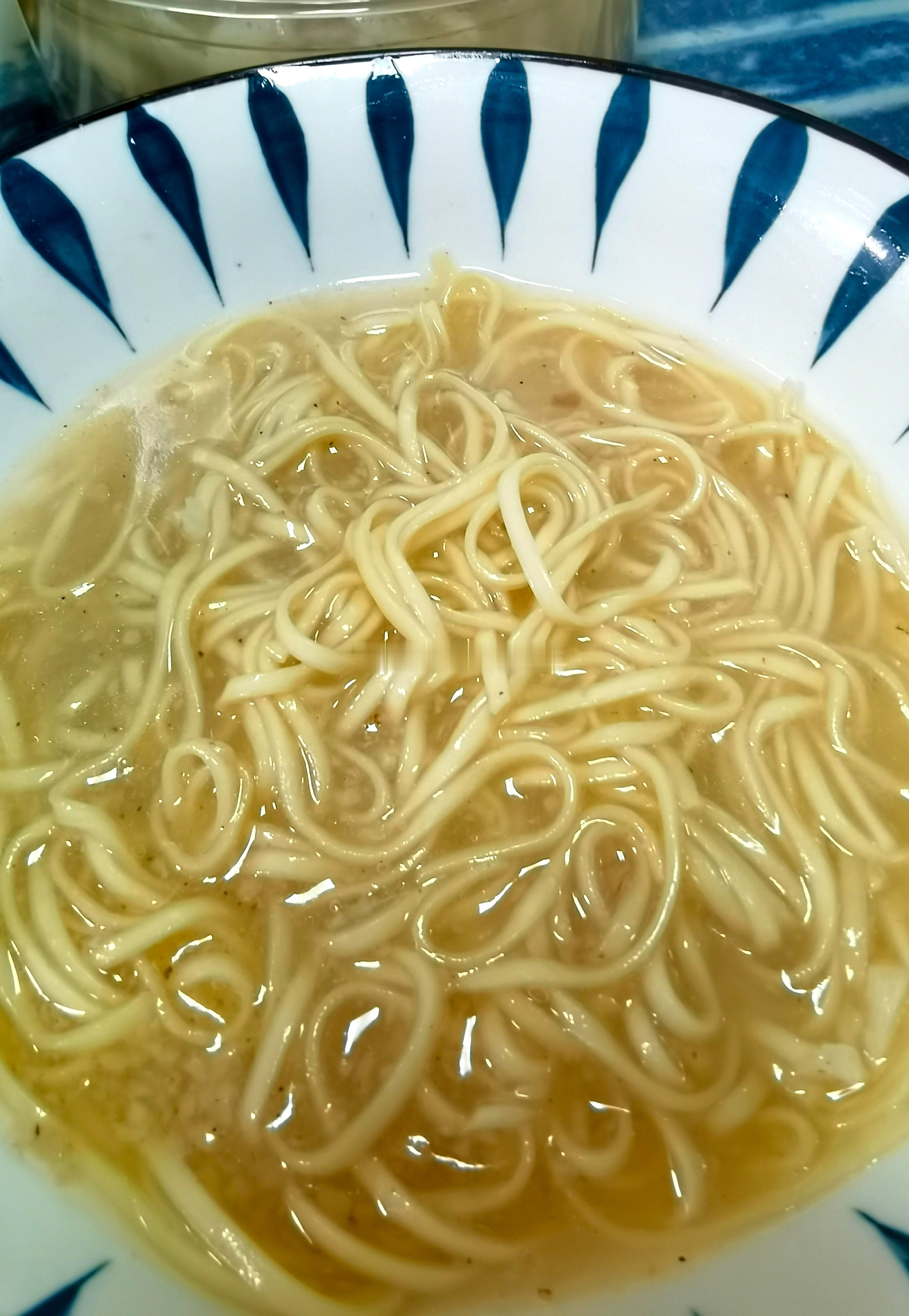 早餐：鸡汤面。跟昨早一样，没有变化。简简单单，又是一餐。生活手记