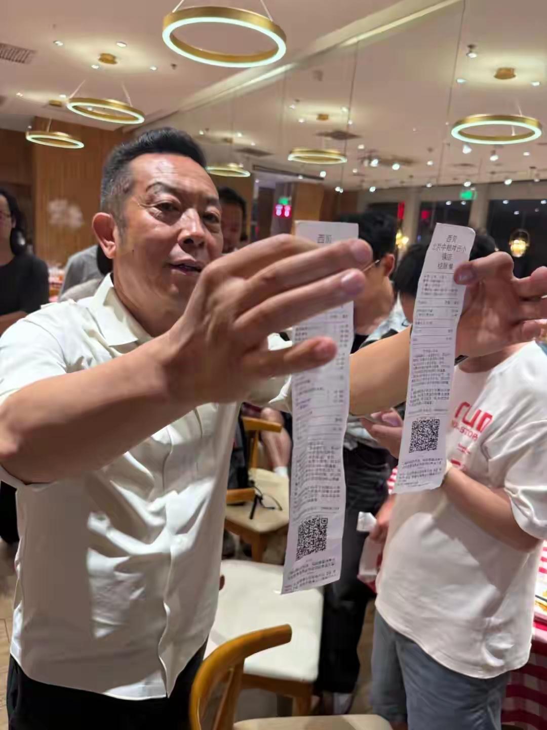 西贝老板这次真睡不着了！
这次大家都站罗永浩，没人挺他们。
不是因为大家讨厌预制