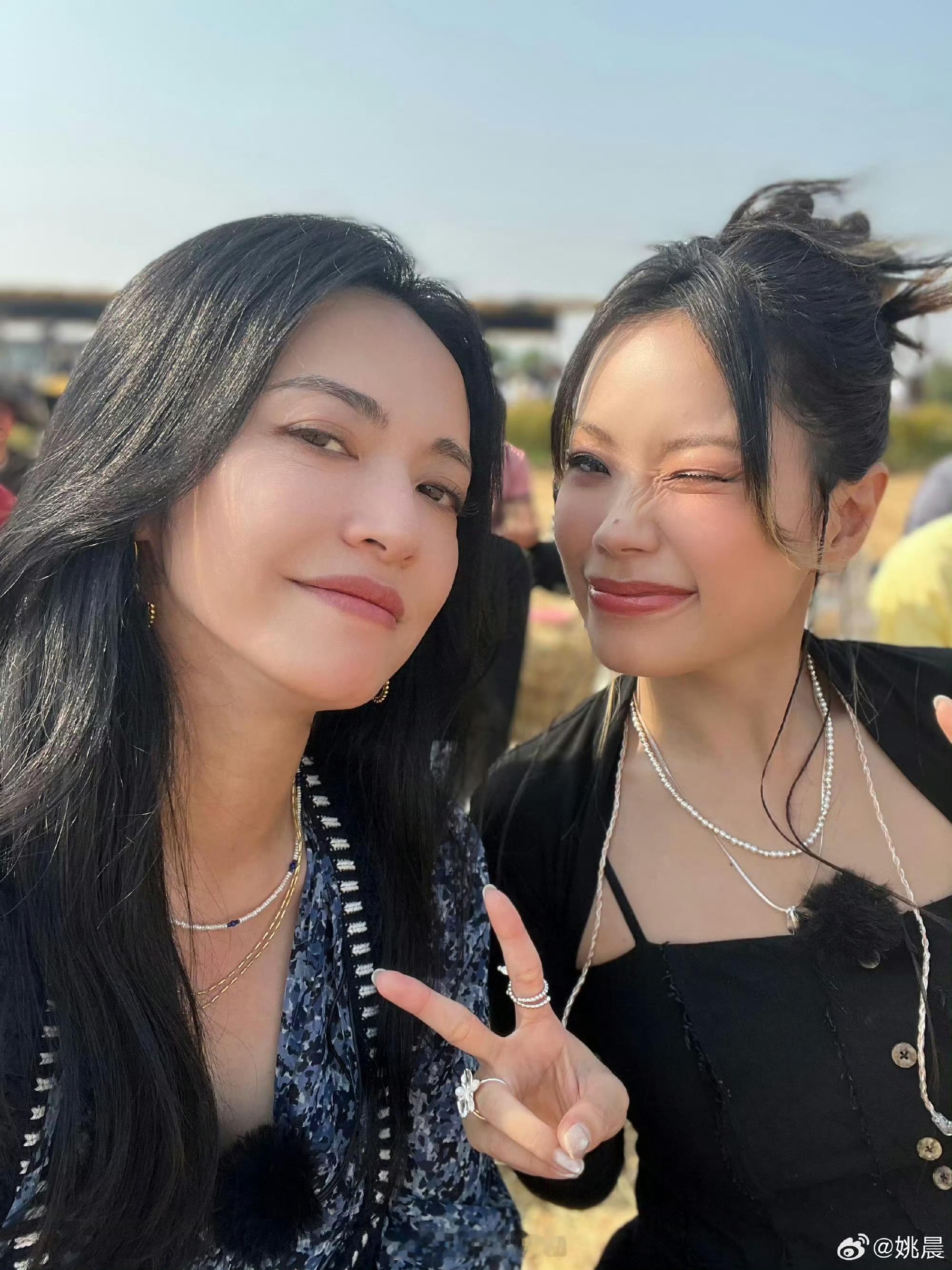 #姚晨晒和万妮达合照# 咱就是说#花儿绽放# 是会请嘉宾的，姚晨和万妮达同框也太