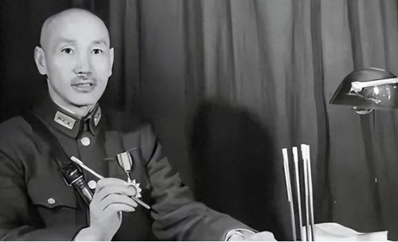 1946年，被老蒋下令“永不录用”的徐恩曾在黄埔江边闲逛，看到打捞的船只，突然福