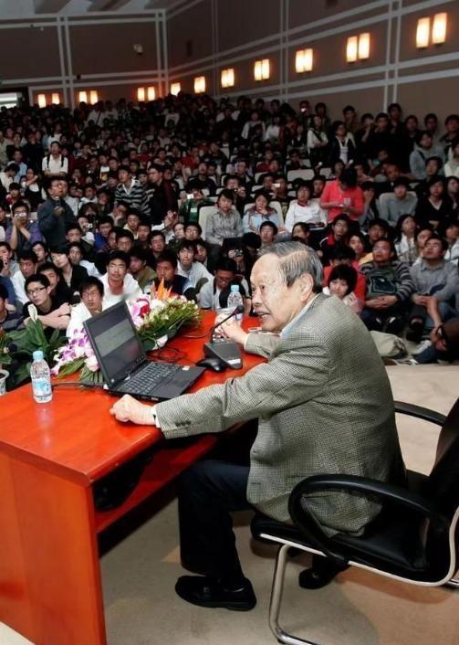 杨振宁办公室的保险柜被打开，里面没有关乎物理界终极奥秘的机密手稿，没有价值连城的