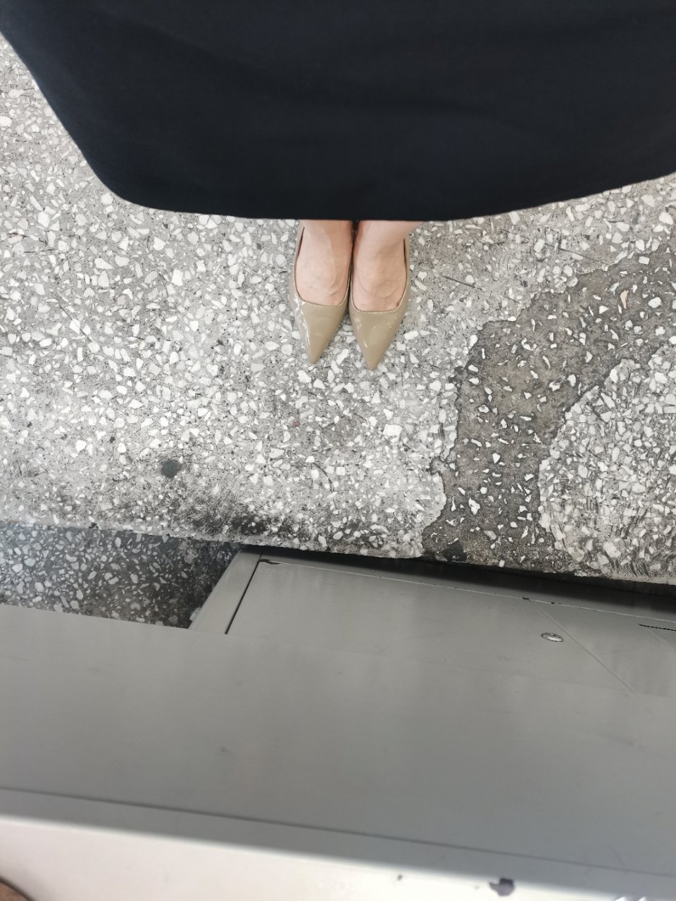 万年不穿一次高跟鞋，穿一次脚痛一星期那种