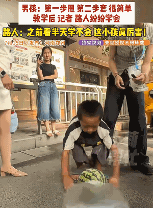 小孩把套西瓜玩成了独门技巧，那个丫头学的快![大笑]