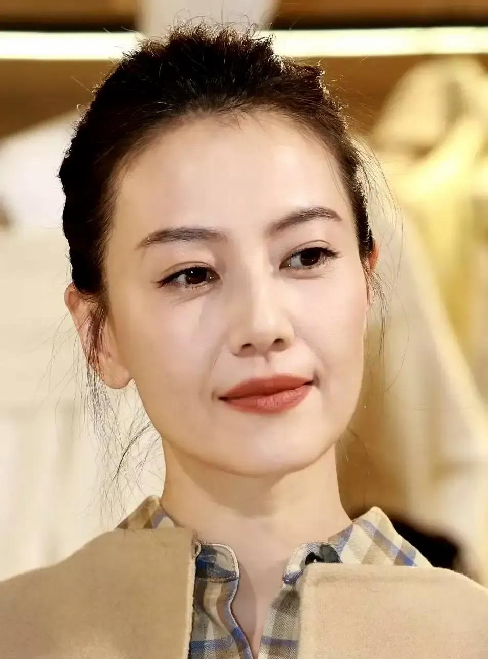 王晶在采访里一句“高圆圆越看越舒服”直接把热搜点燃。
我刷到片段时他正眯着眼回忆