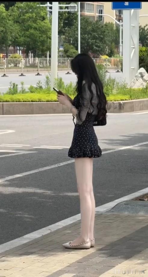 知性美女穿搭分享 女人最耐看的长相是什么样的 白色波点半身裙怎么搭配