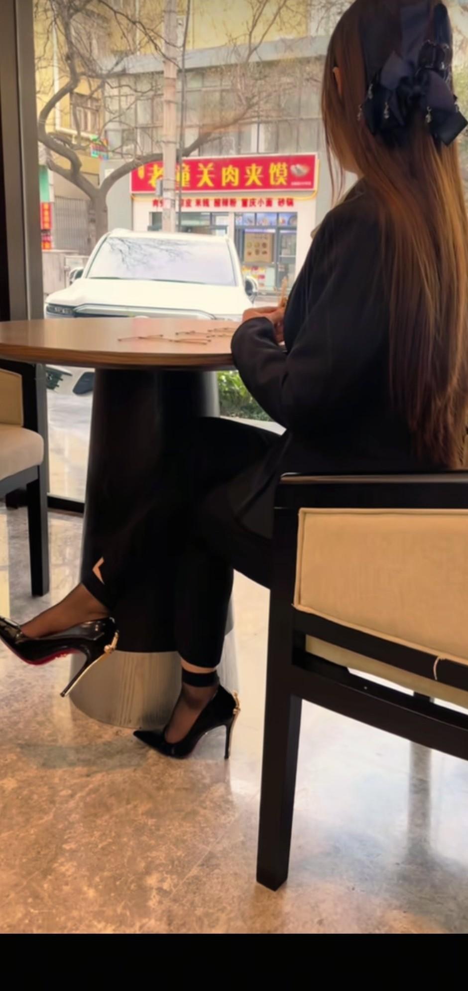 享受生活的高跟控少妇[比心][比心][比心][玫瑰][玫瑰][玫瑰]