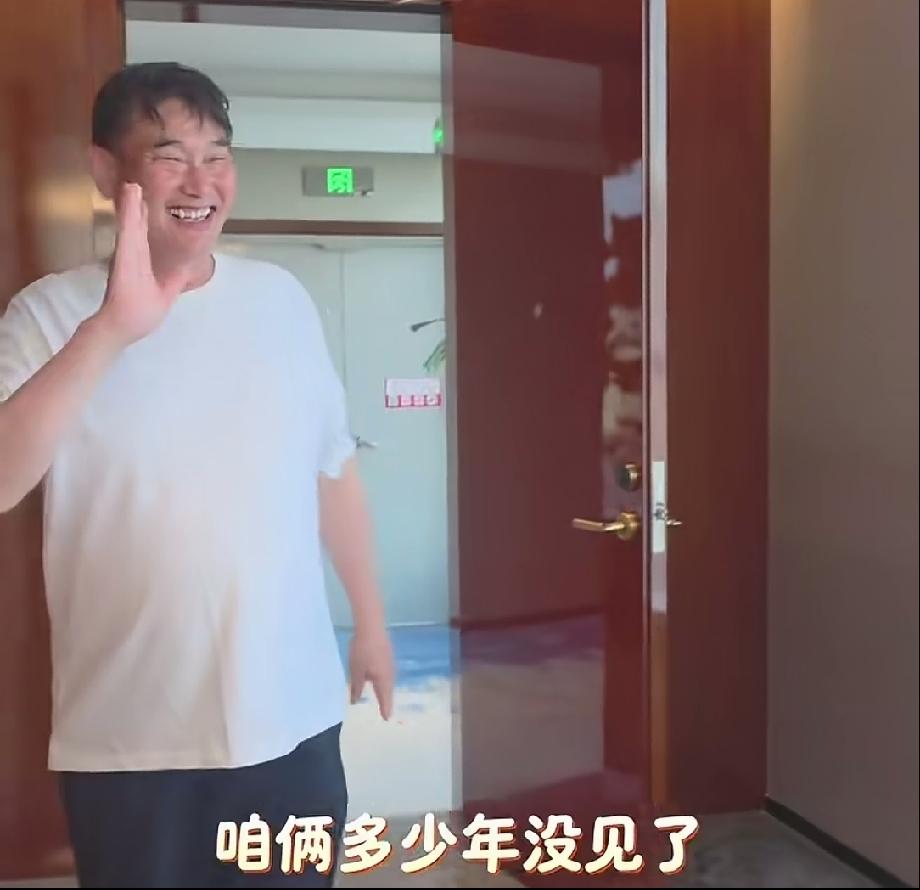 时隔七年，大衣哥朱之文与于文华再次见面！

大衣哥身着便服，头发凌乱。

于文华