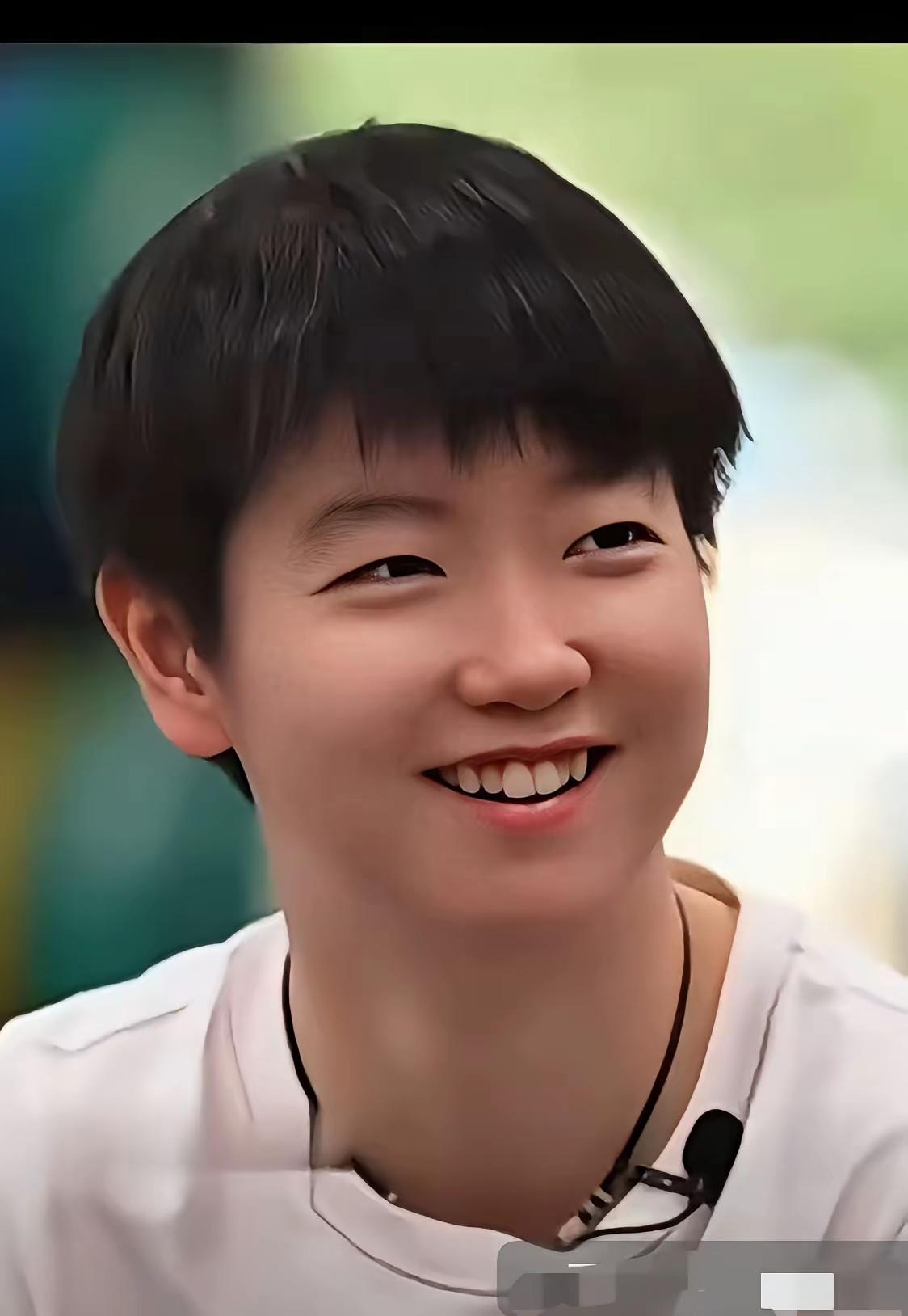 认识莎莎
好像从新来过
往昔的一切
都有了光的颜色

石家庄的街道、树木
与莎莎