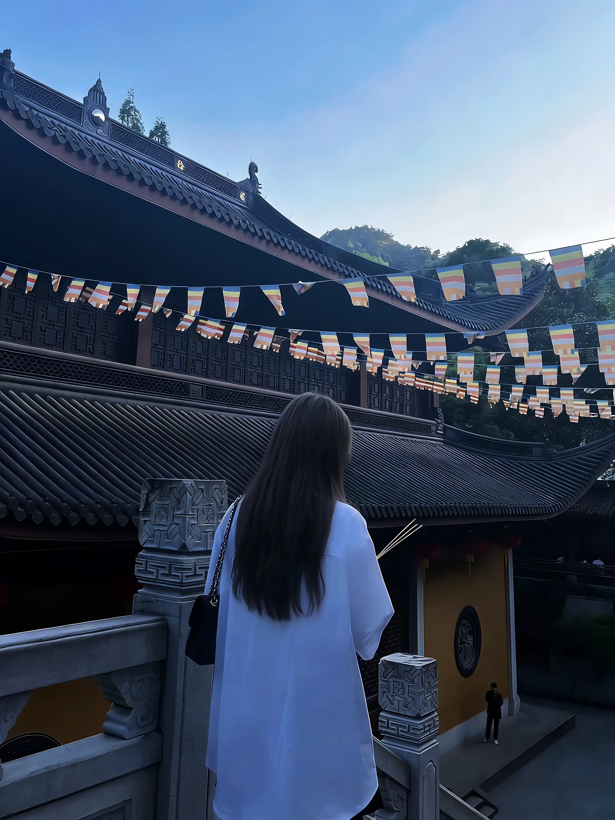 两个人不能一拜天地 倒是分别的时候谢了又谢 祝了又祝