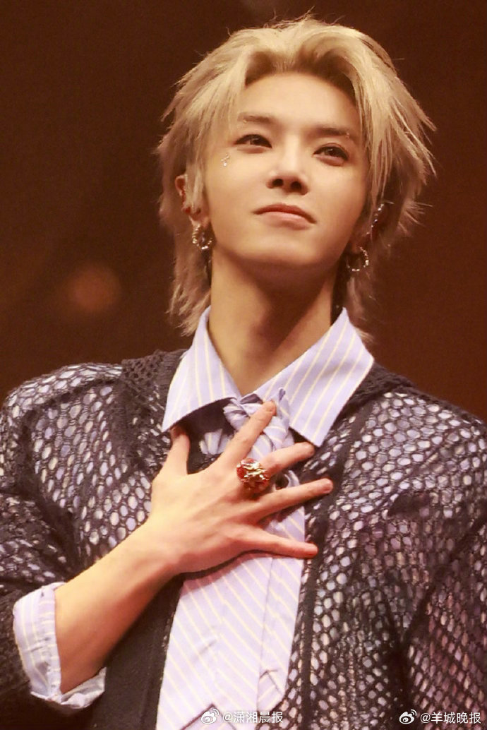 【#律师解读华晨宇演唱会选址争议#】#律师称华晨宇演唱会在法律上已完备#据歌手华