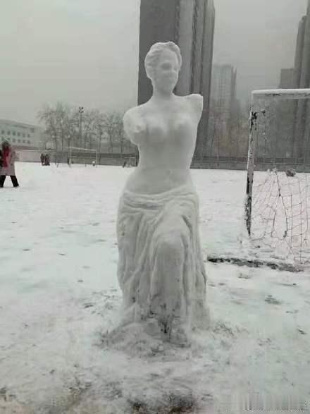 石家庄身边事河北师范大学的童靴做的堆雪人，这技术太好了吧，好有艺术气息，你们觉得
