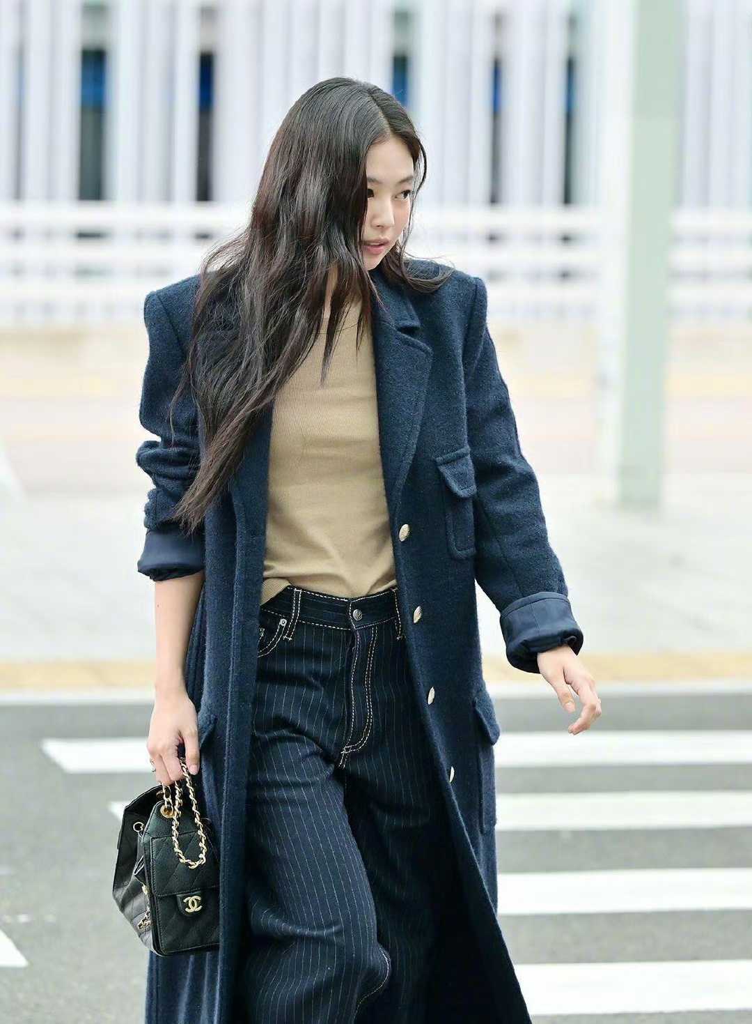 Jennie出发巴黎，穿搭好商务风，燥候妮妮闪耀巴黎[憧憬] ​​​