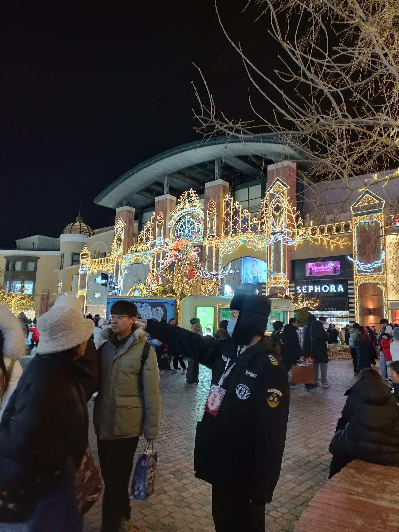 有钱来北京生活当然好，但没钱在北京生活也不错，只要你对生活要求不高，吃饱穿暖是绝