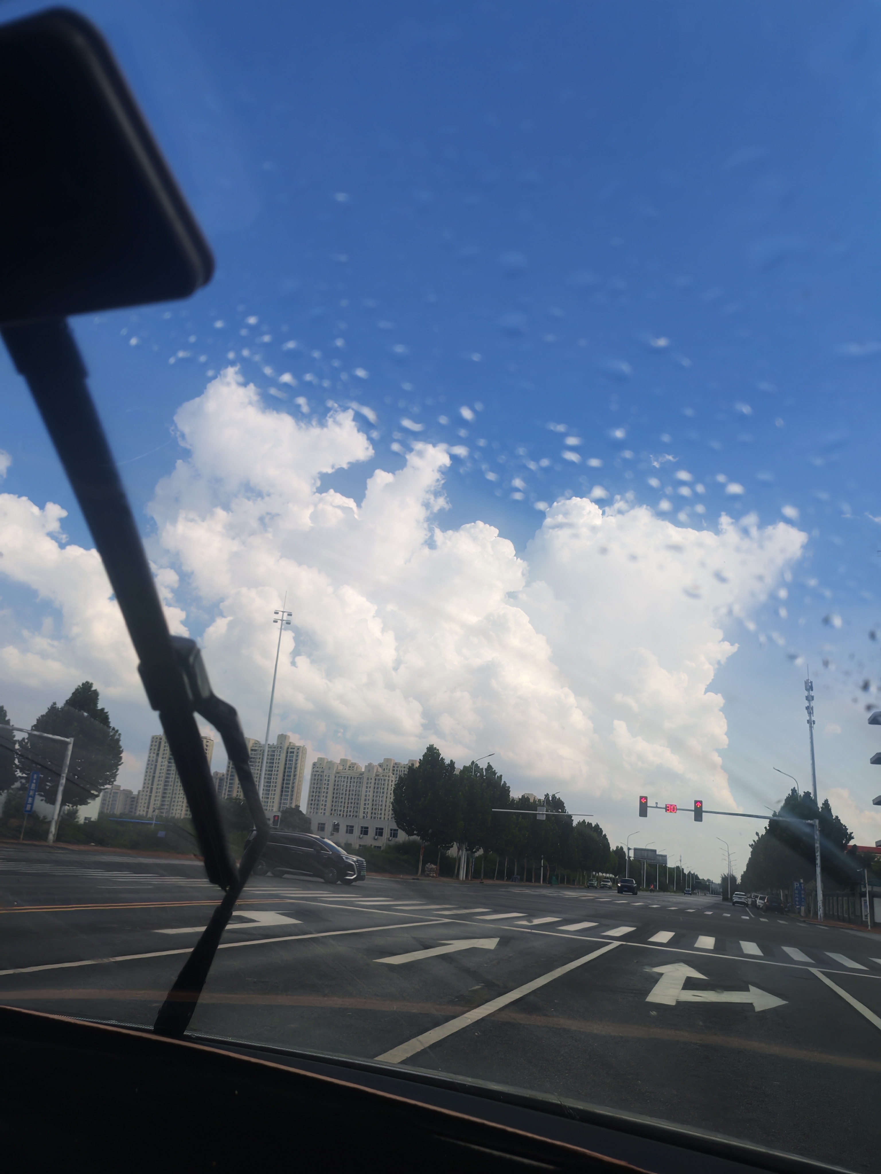 这么大的太阳，居然在下雨 