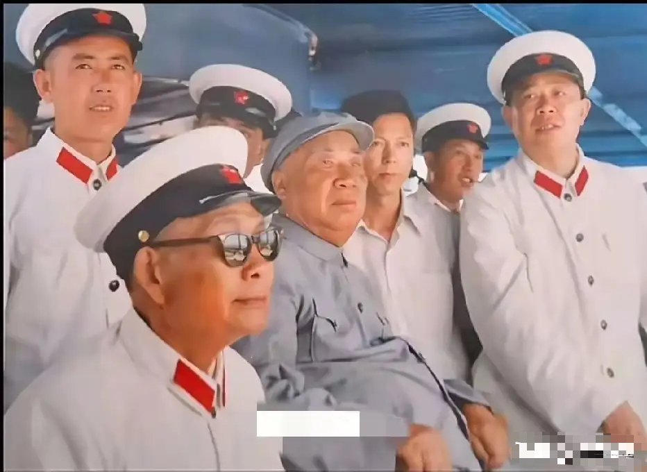 70年代，朱德司令在海军肖劲光将军的陪同下视察海军时的一张留影 