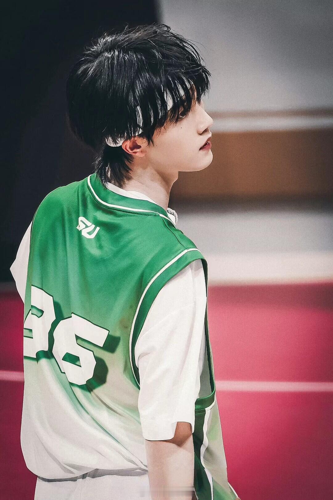 苏新皓小孩闯职场具像化了 职场乖宝非苏新皓莫属！真诚待人懂尊重，干饭时认真的样子