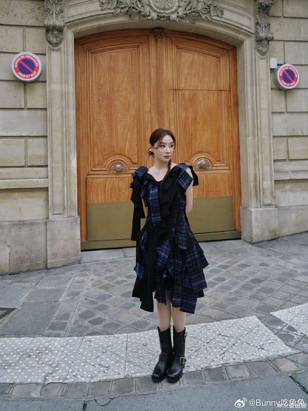 袁姗姗已经到巴黎了巴黎街头的袁姗姗《巴黎时装周》袁姗姗巴黎时装周鲨疯了！蓝黑格裙