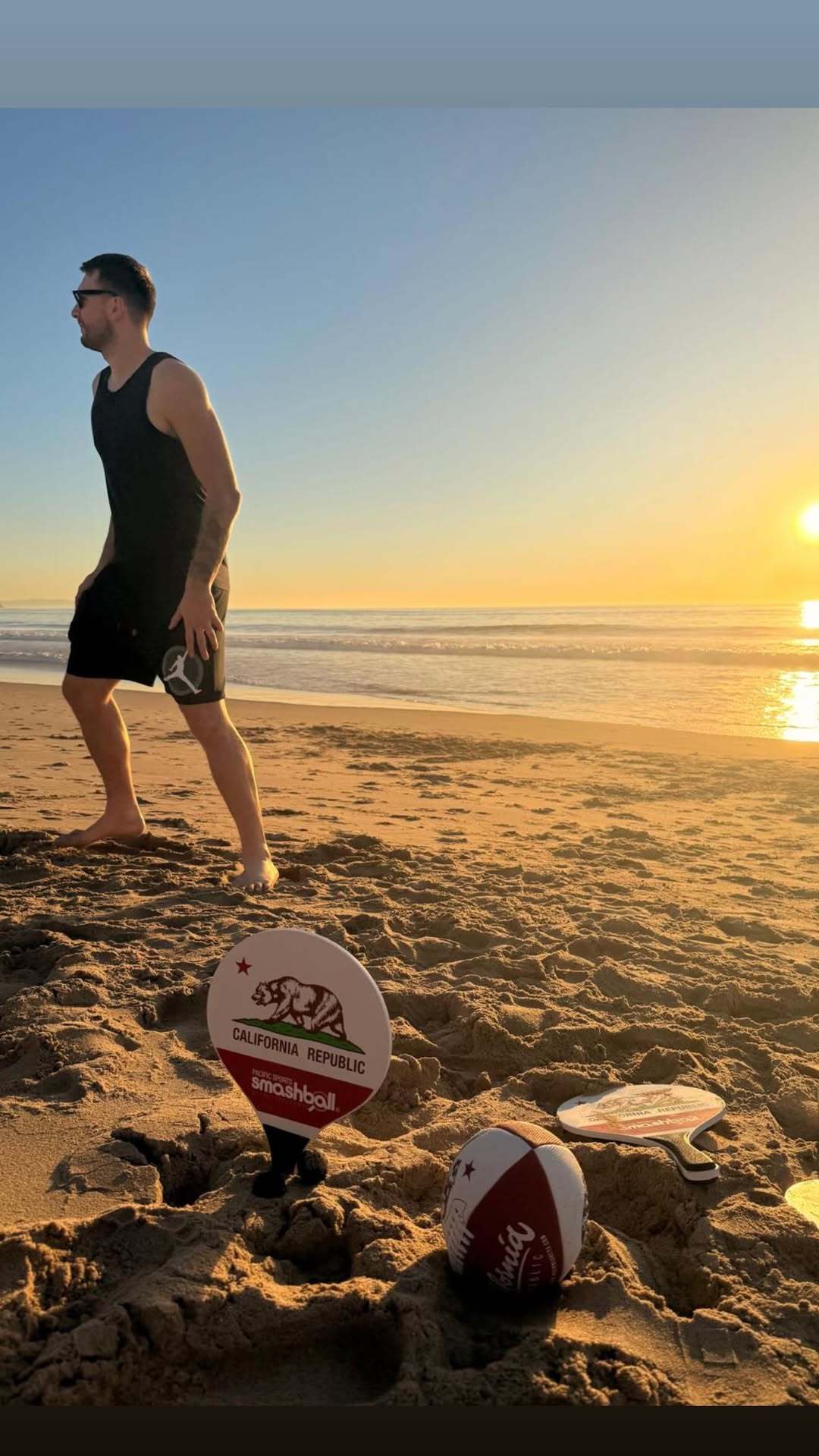 东契奇更新动态，在海边享受惬意时光和美丽夕阳。之后将迎来一段艰苦且密集的赛程，加