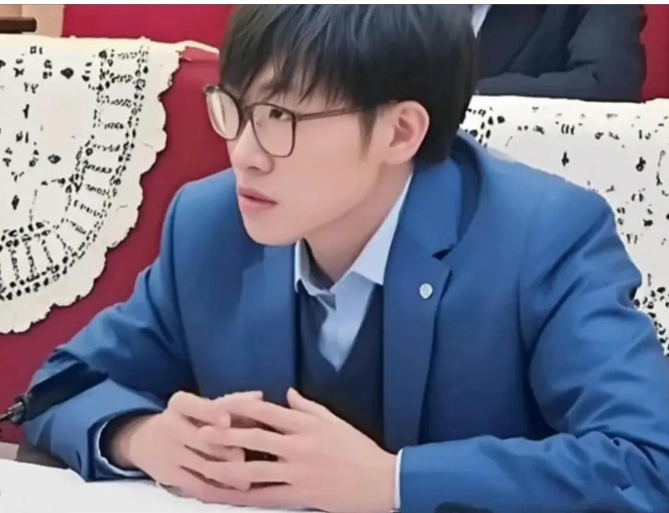 一觉醒来
英伟达的天塌了！
梁文峰称英伟达显卡没技术，事实真是这样吗？其实不是的