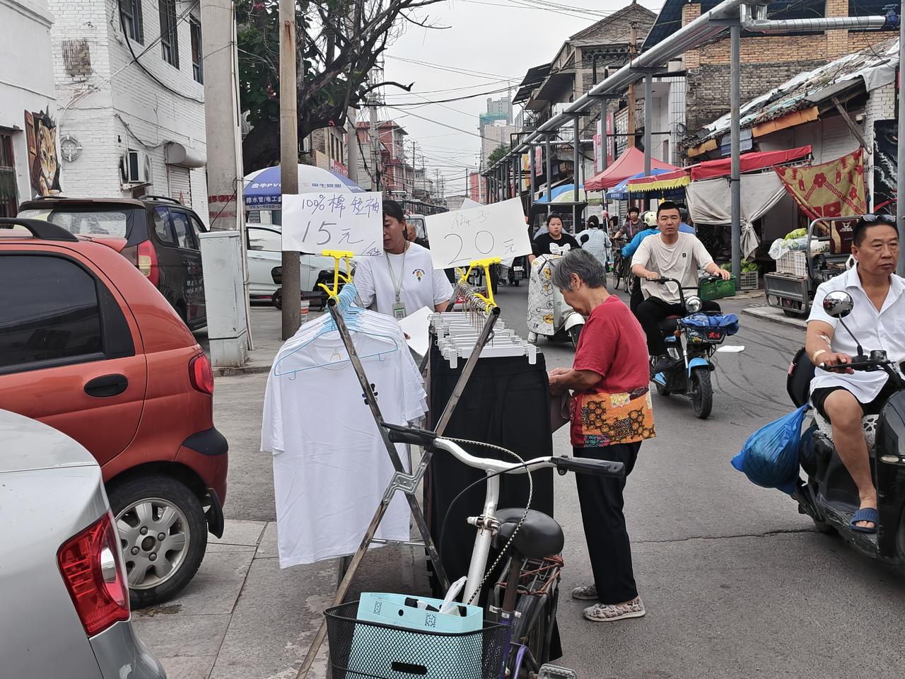 瞧瞧，在运城盐湖西街路旁，今早出现一家卖衣服的，体恤15元一件，裤子20元一件。