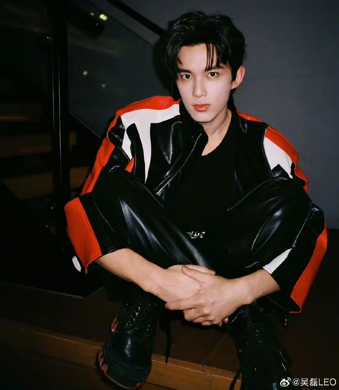 吴磊这个人怎么说呢
说他帅吧，他的脸上还有不小的缺陷
说他不帅吧，整体看还行
吴