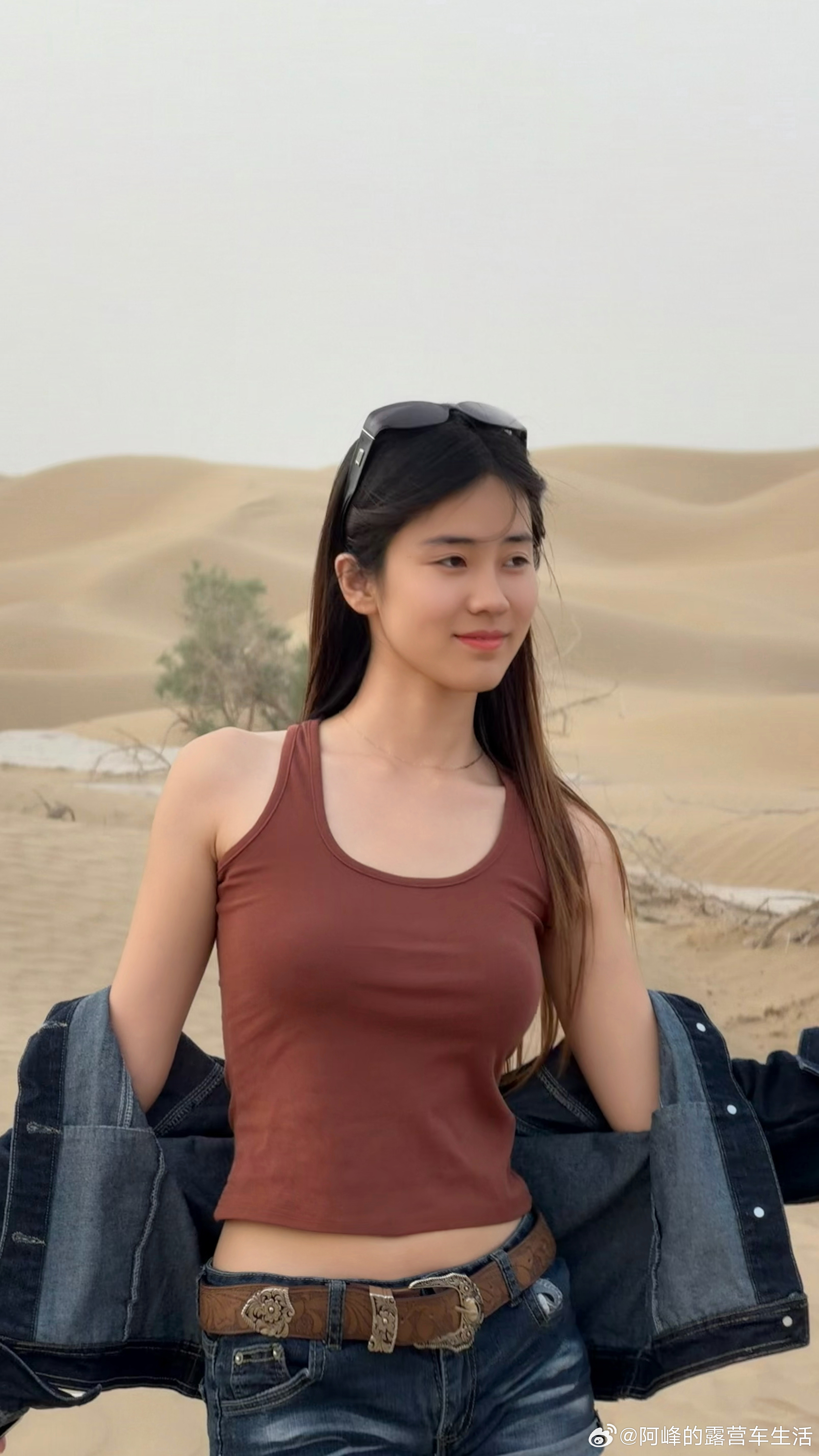 小李真的太黏我了我就把车换了个地方一小会儿抽支烟（离加油站太近）她找不到我了都快