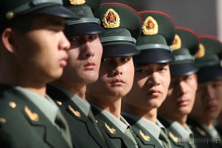 养老金向哪里看齐？军队队列一般喊“向右看齐”，即是指向高个子方向看齐。很少向“中