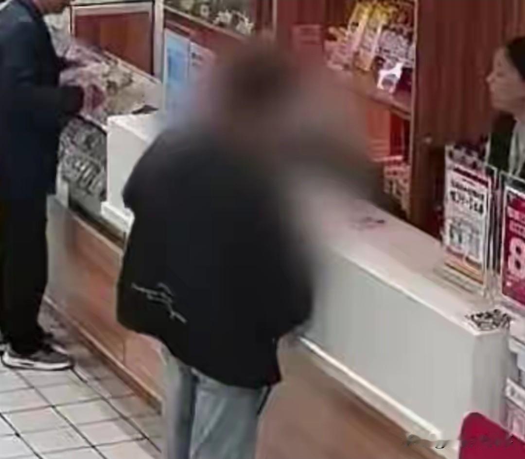 宁波，一男子冲进超市，张口就要买“双密码购物卡”。店长一听立刻警觉起来，推荐他线