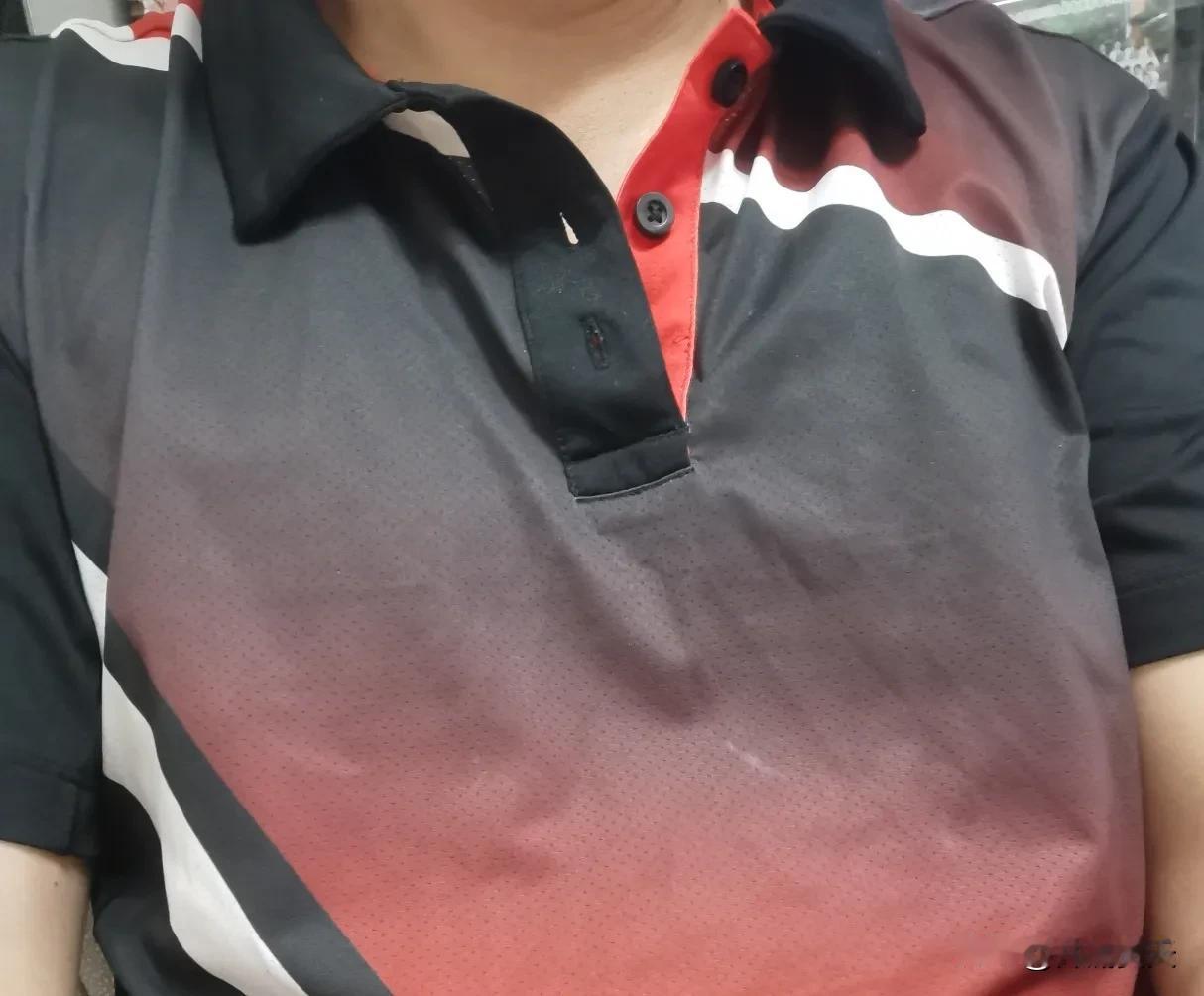 乒乓球迷怎么过五一，我说说我。
这件运动服还是去年闺女给买的，一起买的还有一双乒