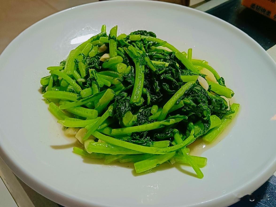 茼蒿最喜欢吃清炒的，啥都不放，就在出锅的时候放点蒜就好，这样会留住茼蒿本身的清香