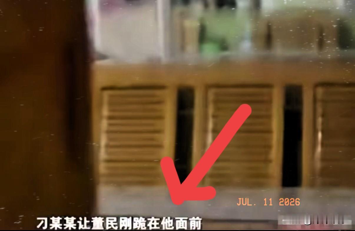 河北，一女子被村霸长期胁迫保持不正当关系。当晚，村霸醉酒后翻墙闯入女子家中，当着