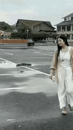 女子终于拿到了驾驶证，回来的一路上，她是止不住的得意洋洋[泪奔]先是碰到了三只流