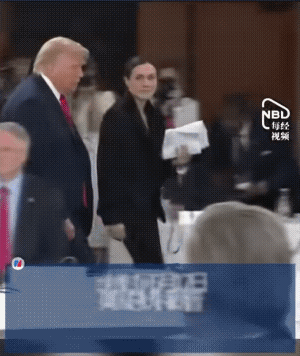 他来晚了！他说:“我是老大！”他的意思里说，‘我是老大，所以是可以来晚的。’；‘