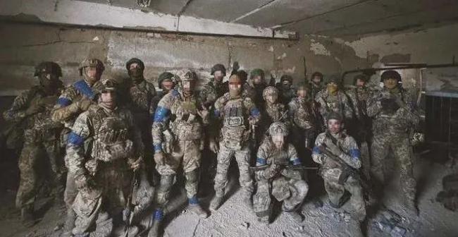 2000乌军被俄军包围，泽连斯基懵了，紧急调北约旅救火。普京在金砖峰会爆料，库尔