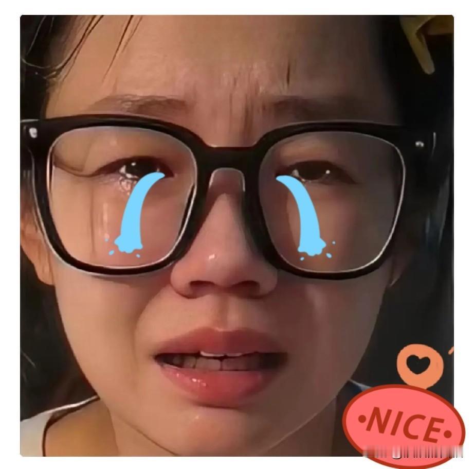 摸臀事件当事人又落泪了。

近日她情绪崩溃，在镜头前当众哭了出来。她坦言，自己至