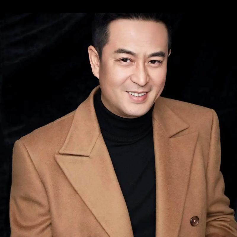演员王海燕说：“我刚认识张嘉益那会儿，他就特别爱打麻将，经常跟朋友一玩就是一整晚