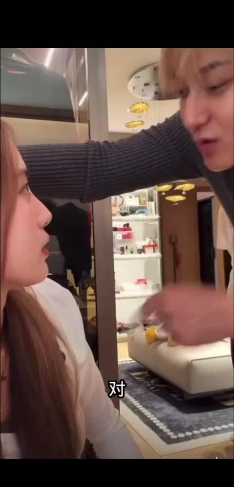 黄子韬徐艺洋直播间互扇巴掌？原来是玩游戏
黄子韬扇第一下的时候徐艺洋是真生气了吧