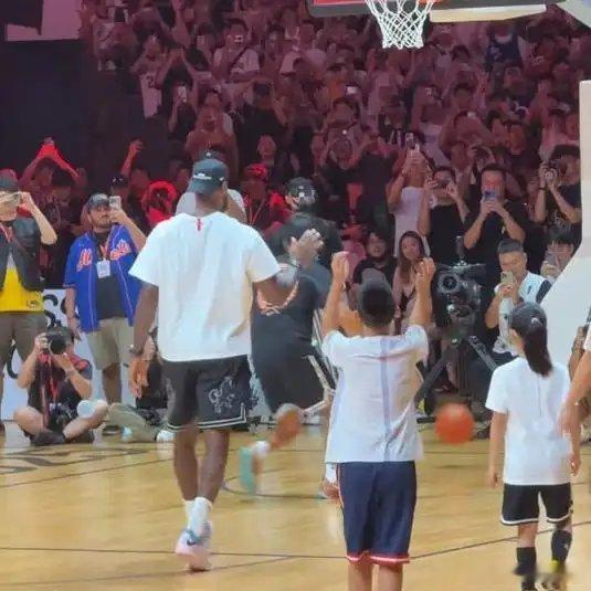 《詹姆斯上演超远三分和双手暴扣！帅炸了！》播放量：1675作者：老麦老麦网页链接