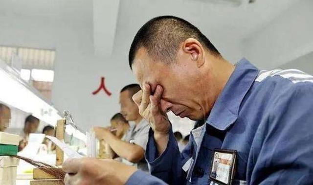 1992年南京看守所内，一名死刑犯刑期将近，他一边哭着，一边争分夺秒地翻阅字典，