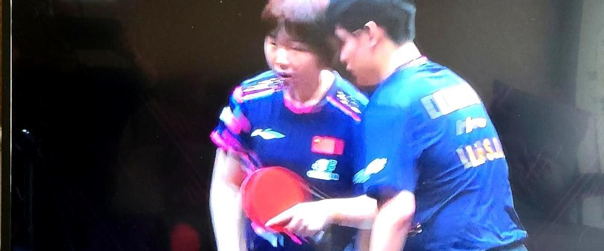 裁判的手停在半空，比分牌从11:5跳回10:5。
新加坡大满贯混双决赛现场，四位