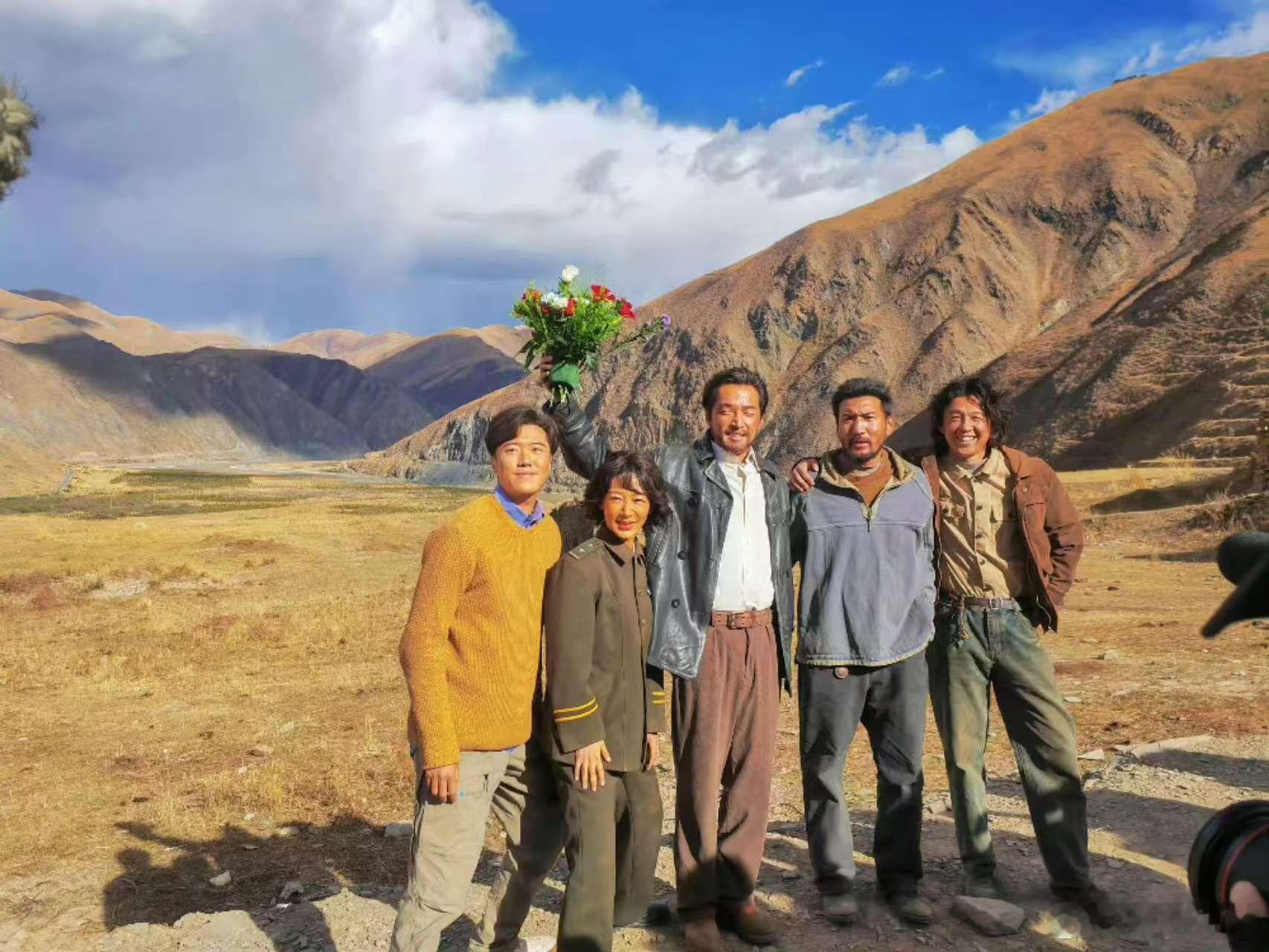 胡歌梅婷杀青照生命树杀青照胡歌梅婷杀青照，哇塞，[抱抱][抱抱] ​​​
