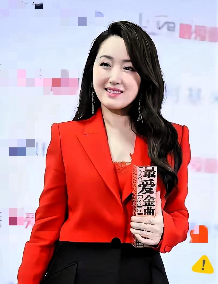 天啊，杨钰莹
​​你藏的真是太深了！
​查了才知道
54岁的杨钰莹不只有《轻轻地