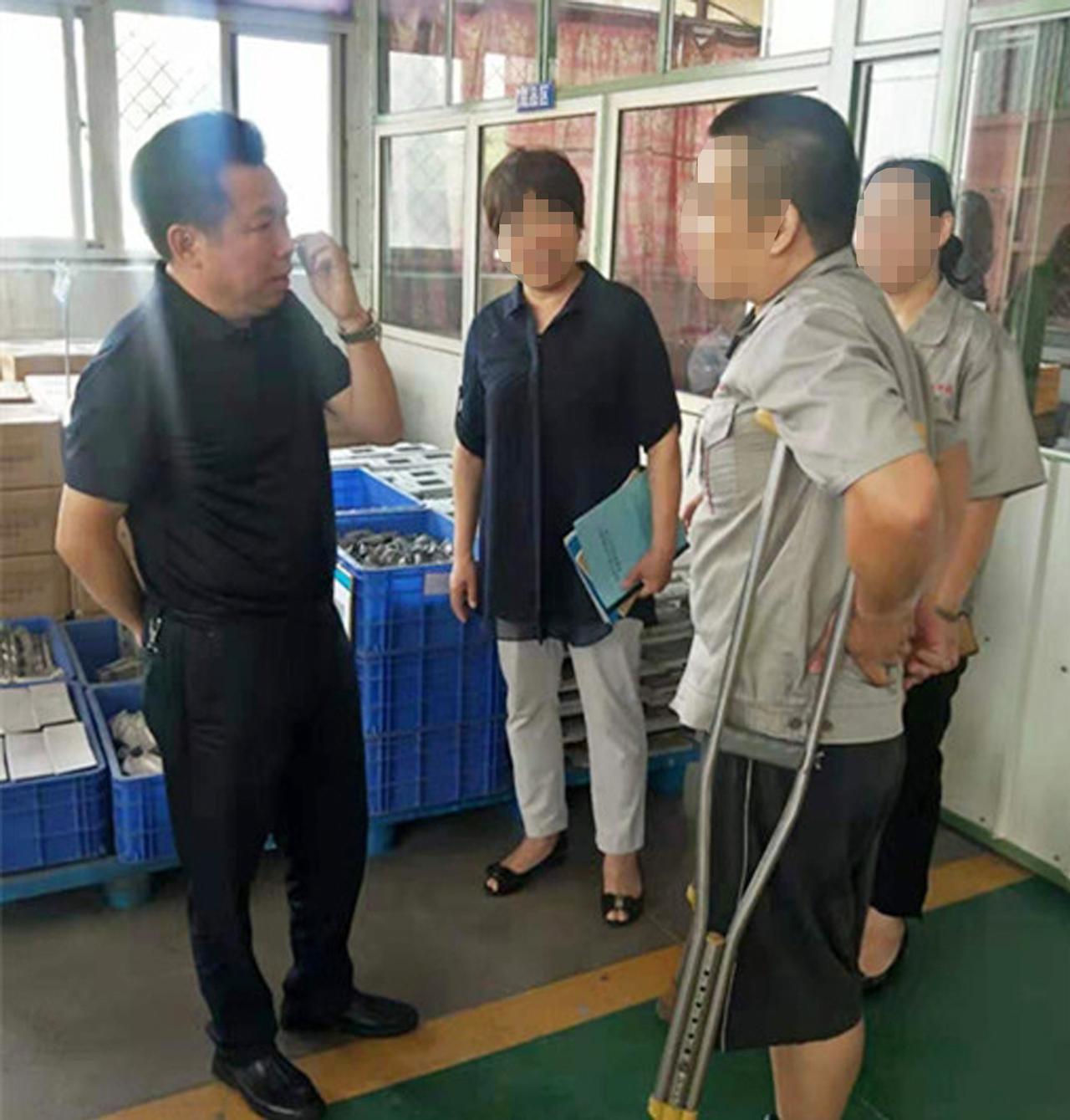 谁也想不到重庆市秀山县残联原理事长陈天龙会上热搜，残联是传播爱心的公益组织，老陈