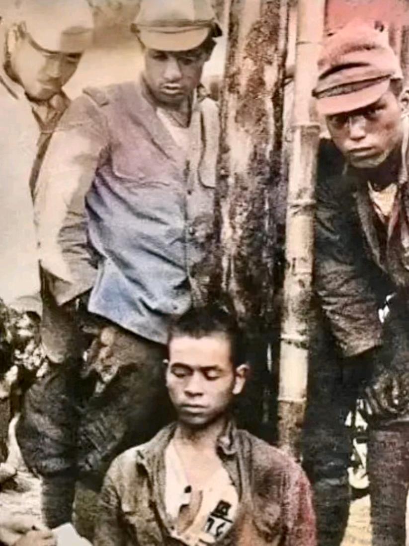 他下令处决全部日军俘虏，全军沉默——没人反对。因为所有人都记得：三天前，鬼子在村