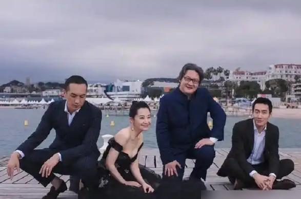 四人合照里，许晴往那儿一坐，皮肤紧实，肩线干净，五十好几的人愣是没人看出真实岁数