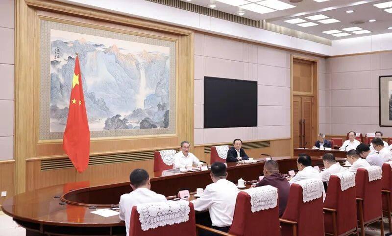 胖东来为何被邀进京参加最高层智库座谈会？

据央视《新闻联播》等权威媒体报道，2