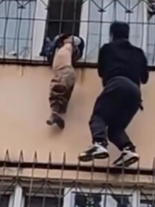 外卖小哥送单时路过小区，恰巧遇到幼童头卡在4楼防盗窗里，外卖小哥见情况危险想都没