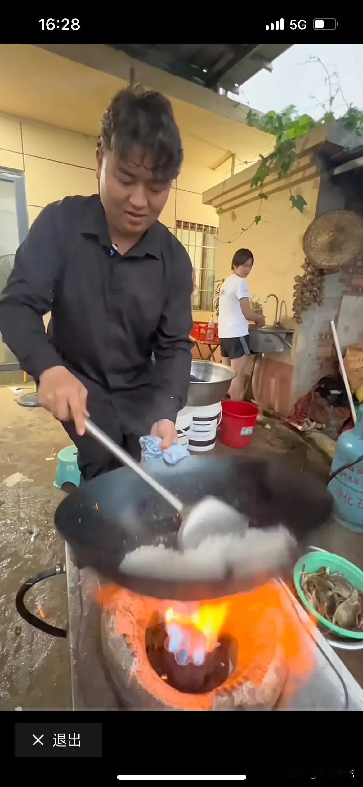 全红婵一个奥运冠军，回到家也要帮忙干活，真的不懂得珍惜啊，堂堂一位世界冠军，举世