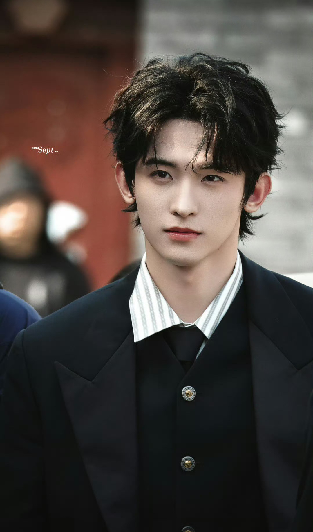 常华森范思哲品牌活动上班路透，英俊帅气的卷发小王子！ 